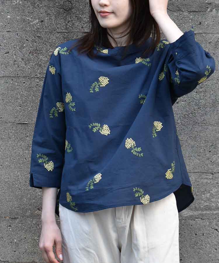 値下げしました！LUEUF 花柄 総刺繍ブラウス ネイビー 値下げしました！LUEUF 花柄 総刺繍ブラウス ネイビーの通販 by ナオ's